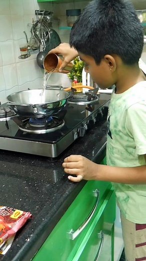 మా పేదోడు చేసే మరో వంట.. #viralvideo #trendingshorts #maggi #koreanmaggi #crskitchen #food #cooking