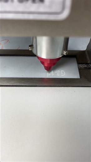 The handheld lithium-ion battery-powered coding machine is convenient to carry
