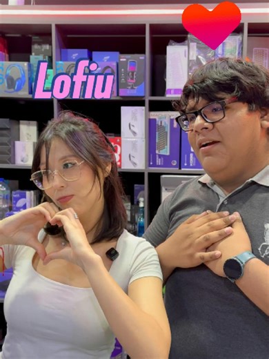 Clientes cheveres en el stand 2A 126 de Periféricos