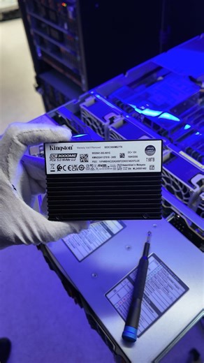 See how we upgrade a Data Center with our DC3000ME U.2 SSD, with capacities of up to 15.36TB with enterprise-grade AES 256-bit encryption. An optimal solution for system integrators, hyperscale Data Centers and cloud service providers. 👏 | Kingston Technology