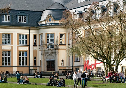 Qual é a diferença entre College e University?