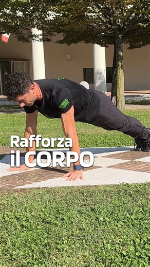 🏃‍♂️ 3 esercizi per preparare il corpo alla corsa Prima di correre bene, devi costruire una base solida. Perché se il corpo non è pronto, ogni passo diventa una fatica. 💪 1. Plank a braccia tese Rinforza il core, la tua cintura di sicurezza. Un addome forte ti permette di correre stabile, leggero e protetto. 🍑 2. Ponte per i glutei I glutei sono il motore della corsa — e della vita quotidiana. Se non lavorano, tutto il peso finisce su schiena e ginocchia. 🦵 3. Affondi in avanzamento Allenano