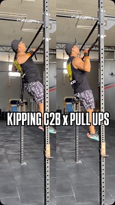 Kipping C2B x Pull Ups! No pull up a pegada é mais fechada, cotovelos apontados para baixo. A dinâmica é uma pequena puxada e uma empurrada ativa. O chute mais curto é a amplitude de todo movimento também. No C2B a pegada mais aberta facilita o movimento, os cotovelos abertos e apontados para trás contribuem para uma puxada mais ampla. Um chute mais alto ajuda a ganhar mais altura e facilitando o toque na barra. Te uma boa construção de balanço vai ser essencial para um movimento eficiente. A ba