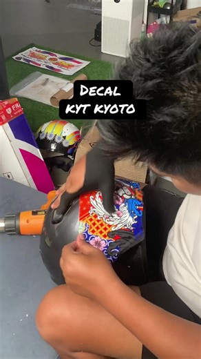 CUSTOM HELM SESUKA HATI! 🏁 Bosan dengan motif helm yang itu-itu saja? Yuk, bikin decal custom di sini! ✅ Bebas Request Desain Apapun ✅ Jasa Cetak Pasang ✅ Bisa Order Sekalian Helmnya Estimasi proses 2-5 minggu (sesuai antrian). Sabar sedikit untuk hasil yang maksimal! 🛠️ Info order bisa dm #madeinbosdecal #decalhelm #helmloversindonesia #helmdesign #repainthelm