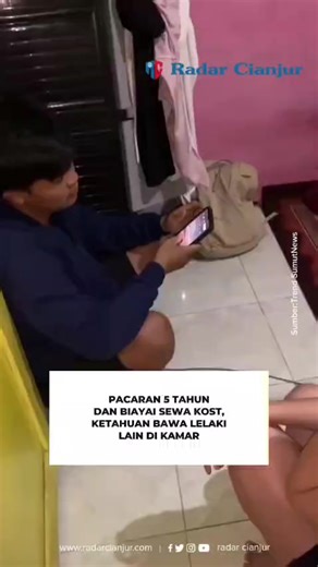 💔 Perjalanan Malam, Berakhir Patah Hati Niatnya sederhana: memastikan orang tersayang sudah makan. Demi itu, ia rela menempuh perjalanan malam dari Curup ke Bengkulu setelah pesan sejak magrib tak kunjung dibalas. Sekitar pukul 23.00, ia tiba di depan kos dan melihat motor terparkir. Tak ada rasa curiga, karena biasanya sang pasangan langsung keluar saat dipanggil. Namun malam itu berbeda… tak ada jawaban, tak ada balasan. Saat pintu kamar dibuka, kenyataan pahit justru menanti. Lima tahun hubu