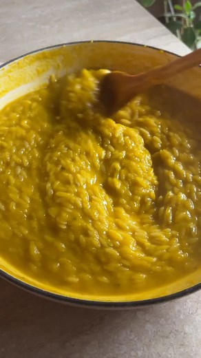 Pastina e copertina, EPISODIO 1 💖 Oggi inauguriamo questa nuova rubrica con uno dei miei comfort food autunnali preferiti, una pastina con zucca e miso troppo buona e di cui non potrete più fare a meno, ve lo assicuro ✨ Ingredienti (per due persone): 🎃 Mezza cipolla dorata 🎃 250g di zucca delica 🎃 q.b. rosmarino 🎃 500ml circa di brodo vegetale 🎃 150g di pastina 🎃 1 cucchiaino di miso 🎃 2 cucchiai di grattugiato vegetale 🎃 q.b. olio evo 🎃 q.b. sale 🎃 q.b. pepe Per terminare: 🎃 q.b. ol