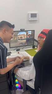 24K views · 423 reactions | Tặng con phím Razer HUNTSMAN V3 Pro cho chủ tịch Mohamed Ai Ciu mong muốn được ký hợp đồng dài lâu . Chủ tịch đọc tiếng anh tên của đội là " Phá Cành " nha a e  #RAZER #TeamFalcons #ICECUBE | Shady Crossfire | Facebook