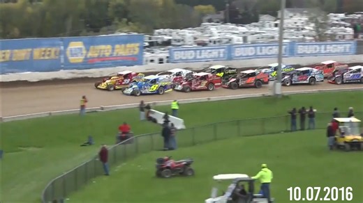 It’s the final day of the countdown to Super DIRT Week! 🔥 We’re throwing it back to the first-ever Super DIRT Week at Oswego Speedway, where Stewart Friesen fought hard to the finish to take home the checkered! 📺 Watch the full race in the DIRTVision Vault for FREE #DIRTVision #Vault #Throwback #SuperDIRTWeek #Oswego | DIRTVision