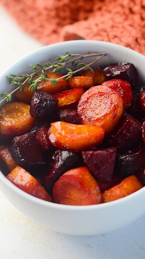 How to ACTUALLY make your veggies taste like nature’s candy 🍭 It’s all in the glaze, baby! I coat my beets and carrots in a maple glaze that is to DIE for! It’s the only way I make my beets now! Get the recipe here: https://naturallieplantbased.com/roasted-beets-and-carrots/ 🥕Ingredients: beets, carrots, maple syrup, balsamic vinegar, olive oil, and a few more ⏱️Time: 40 minutes ⭐️For more plant-based recipes, follow my page! I also have hundreds of recipes on my website (breakfast, lunch, din