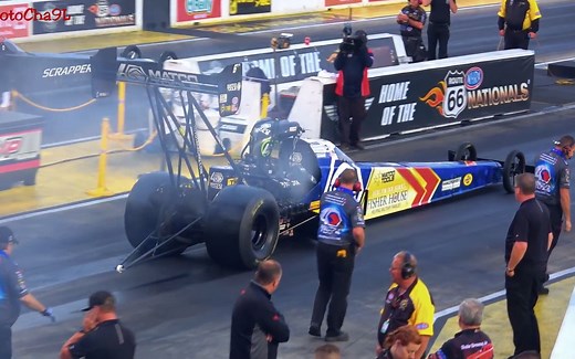 用马力超过10000匹的加速赛车比赛，这就是疯狂的Top Fuel 直线加速赛！