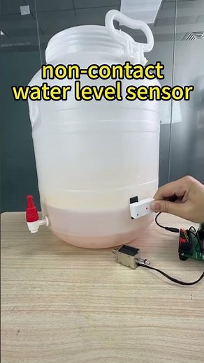 Non contact capacitive liquid level sensor