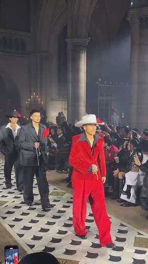 Vogue France on Instagram: "« Je me suis penché sur le ‘chiaroscuro’ (le clair-obscur), l’opposition entre l’ombre et la lumière, et la beauté de la lumière dans l’obscurité. Finalement, cette collection est une histoire du bien et du mal, de la notion du ‘bon’ et du ‘mauvais’. » explique @WillyChavarriaNewYork. Découvrez sa collection nommée “Tarantula” en 1 minute chrono. #pfw #willychavarria #voguefrance"