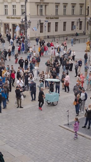 Miasto WROCŁAW (Poland) on Instagram: "Czasami po prostu warto się zatrzymać… 🎵 Zobaczcie jak wybrzmiało #StandByMe na wrocławskim Rynku ❤️"