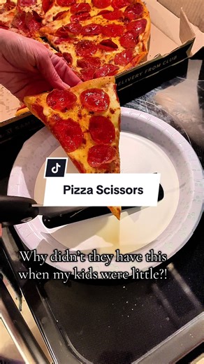 The best pizza cutter ever! #pizzaslicer #pizzacutter #pizzalover #kitchengadgets #momhack
