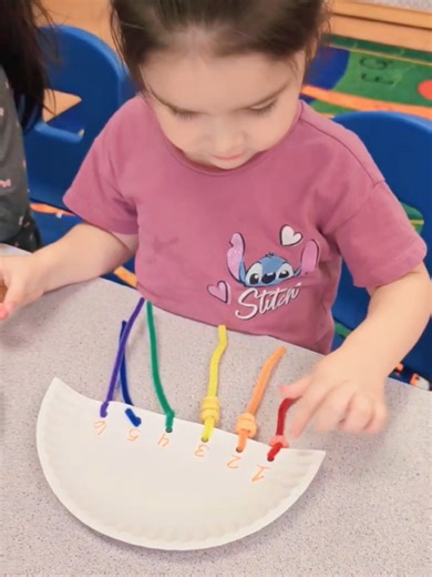 🎉🌈Today was all about busy fingers, bright colors, and growing brains as every classroom — from our babies all the way through Pre‑K — worked on fine motor skills using fruity cereal and colorful pipe cleaners 🍓🧡🍋🍏🫐💜 What looks like simple threading is actually powerful early learning: • strengthening finger muscles needed for writing • building hand‑eye coordination • practicing focus and persistence • exploring colors, textures, and patterns • developing early math concepts through han
