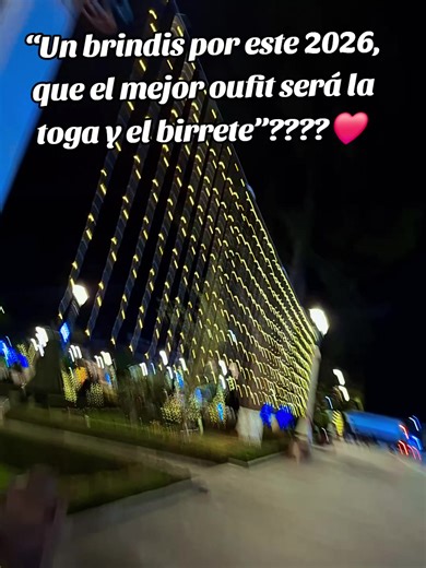 Brindis por el 2026: Toga y Birrete