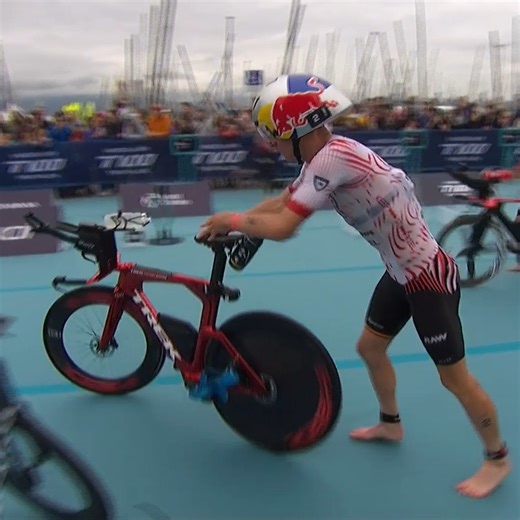 46K views · 589 reactions | The leaders are into T1 in Vancouver  Miguel Hidalgo struggles with his wetsuit and loses a few seconds.  WATCH VANCOUVER T100 LIVE: https://t100triathlon.com/vancouver/pro/ | T100 Triathlon World Tour | Facebook