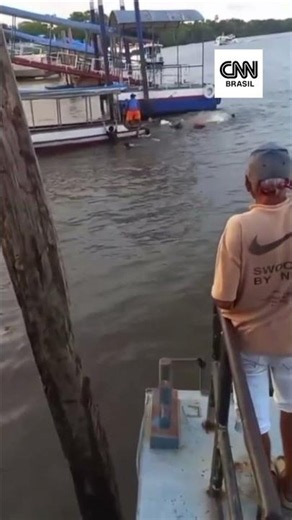 Ônibus cai em rio com passageiros após perder controle em porto no Pará