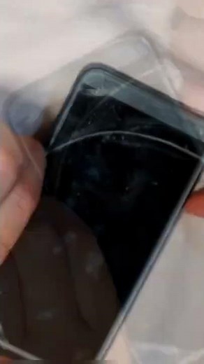 Come rimuovere facilmente dallo smartphone un vetro temperato