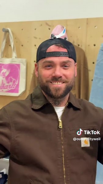 🇩🇪 Beanies, Caps & Carhartt Style Daniel war in der Carhartt WIP Boutique unterwegs und hat verschiedene Hats und Beanies anprobiert. 🧢 Von klassischen Beanies bis zu lässigen Caps – die perfekten Pieces, um deinem Look das gewisse Extra zu geben. 👉 Komm vorbei und finde deinen neuen Favoriten bei Carhartt WIP. 🇫🇷 Beanies, casquettes & style Carhartt Daniel est passé à la boutique Carhartt WIP pour essayer différentes casquettes et bonnets. 🧢 Des bonnets classiques aux casquettes stylées 