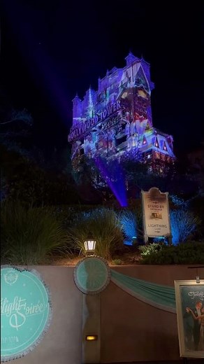 This Holiday Projection on Tower of Terror Is STUNNING 🎄