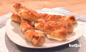 2.2K reactions · 2.1K shares | Prosciuttosticks - Perfekt als Mitternachtssnack für Silvester! Zutaten: - Blätterteig - Prosciutto Schinken - Ei Backzeit: 10-15 min. / 210° Heissluft Viel Spass beim Ausprobieren! | KuQui | Facebook