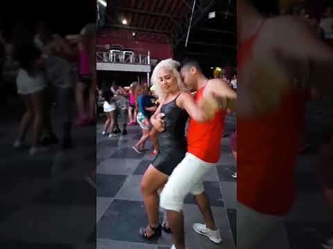 Só de boa dançando um brega com a primeira dama