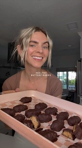 Reason 789430984390248 we can’t stop recreating classic candy bar recipes... these copycat Butterfingers 🤤 INGREDIENTS: 1 1/2 Hu Simple Dark Chocolate Bars 1 cup natural creamy peanut butter 1/3 cup honey 1/2 tsp vanilla extract 1/2 tsp sea salt 1 3/4 cup gluten-free cereal DIRECTIONS: 1️⃣ Add peanut butter, honey, vanilla extract, and sea salt to a large mix bowl and mix until smooth. Add the gluten-free cereal. Stir everything until well-combined, crushing the cereal a bit while mixing so tha