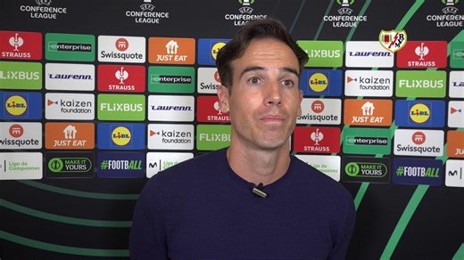 🎙️ Íñigo Pérez: "No hay palabras para describir lo que hemos vivido hoy. Hay que sentirlo, hay que vivirlo, hay que venir a Vallecas, hay que estar dentro para saber lo que cada uno ha visto y ha sentido hoy. Estoy muy contento también por el resultado, también por el fútbol, pero si me preguntas qué es lo que más ilusión me hace es ver las caras de la gente en la grada. Manteniendo la serenidad y la mesura porque queda el partido de vuelta que será difícil, pero esta primera parte no nos la va