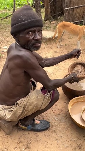 Quim Fàbregas | Los Dowayo, un pueblo animista del norte de Camerún, elaboran una bebida tradicional fermentada a base de mijo o sorgo. Esta bebida, de... | Instagram