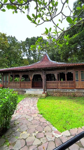 Lets Enjoy with Us... Hills Joglo Villa terletak di Desa Keji, Ungaran Barat, Kab. Semarang. Lokasinya dibawah kaki gunung Ungaran sehingga membuat suasana yang sejuk, asri dan jauh dari hiruk pikuk perkotaan. Fasilitas: ✅️ 9 Villa Joglo ✅️ Restaurant ✅️ Swimming Pool ✅️ Meeting Room ✅️ Wedding Venue ✅️ Outbound Venue Hills Joglo Villa ~ Heritage Resort ~ 📍Ds. Keji, Ungaran Barat, Kab. Semarang 📱 0857 0263 8859 atau klik link di bio #hillsjoglovilla #heritagehotel #heritagejava #heritage #heri