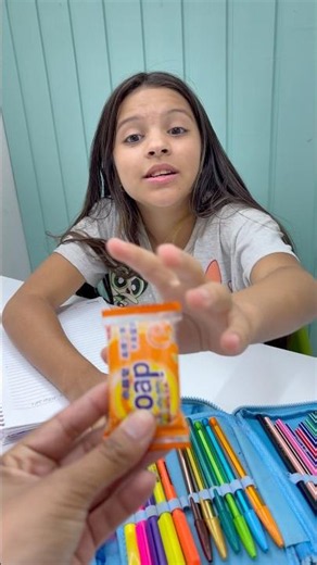 ELA NÃO PERCEBEU QUE O SABÃO ERA UMA BORRACHA #shorts