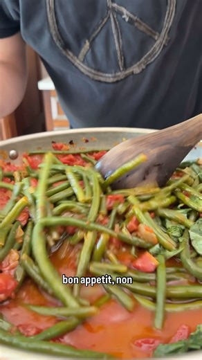 David Rocco on Instagram: "Stewed String Beans with Tomatoes 💚 Old School Italian at its best 👴🏻👵🏻 🇮🇹 See recipe below. Ingredients: 1 lb string beans, trimmed 1 white onion, diced 3 tbsp extra-virgin olive oil 1 tsp chilli flakes 2 cups canned plum or diced tomatoes with juices 1 tsp salt Fresh basil leaves, torn Heat a large pan over medium heat. Add olive oil, onion, chilli flakes, tomatoes and stir. Use the back of a wooden spoon to smash the tomatoes. Add salt and mix again. Then, ad