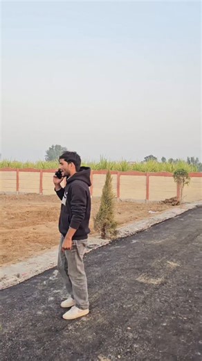 A2Z Baklol on Instagram: "Padi lakdi lene.😂😅#a2zbaklol #viralreels #instalike #explorepage✨ #reachmore #successmindset #newbags #messi #cr7 #youtube"