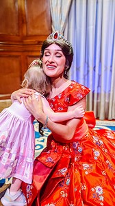 Did you know the hug rule!? Disney World characters will hug as long as the child holds on. They will only let go when the child does. MY HEART OMG 凉凉凉凉 The Disney Magic is just unmatched. #disneyprincess #disneycharacter #disneycharacters #disneycharactermeetandgreet #disneyparks #disneycharacterhugs #disneytips #youllbeinmyheart #disneylove #disneyvacationplanning | Middle of the Magic Travel | Facebook