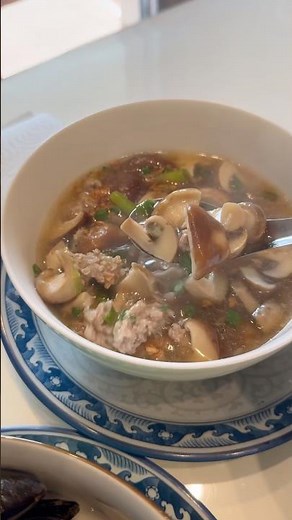 Soupe de champignons de Paris bruns et shiitake, avec des morceaux de porc haché #khmerfood