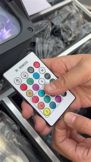 Portable 4x20W 6 in 1 Battery PAR Light for Outdoor Lighting