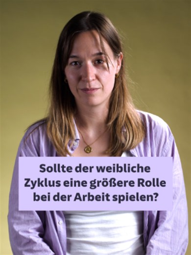 Redet ihr bei der Arbeit offen über eure Tage? Umfragen zeigen: Menstruationsbeschwerden beeinflussen Konzentration, Stimmung und Energielevel – und damit die Produktivität. Im Leistungssport passen manche Athletinnen ihr Training schon an den Zyklus an, um Verletzungen zu reduzieren und die Leistung zu steigern. Aber: Die Forschungslage ist dünn, vieles basiert nur auf Umfragen. Wie stark sich Schmerzen anfühlen, ist da natürlich super individuell. Gynäkologin Nanette Santoro warnt, dass nicht 