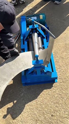 Bending metal sheet into curved shape using rolling machine