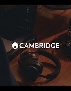 P100 採用 40 毫米三層優質 Mylar（聚酯薄膜）單元以及高保真等級 AB 級放大技術，提供標誌性的 Cambridge Audio 聲音再現，透明而自然，讓您更接近音樂而不失真。採用先進的 aptX 無損播放 CD 品質，同時支援 SBC、AAC 和 aptX Adaptive 高達 24 位元/96kHZ 的編解碼器。 在 Melomania Connect 控制應用程式中，可以根據聽眾的口味個人化音訊。七頻段 EQ 均衡器可用於手動將聲音調整到驚人的精確程度，同時還提供了針對多種音樂類型定制的六種預設。 Cambridge Audio Melomania P100 頭戴式藍牙耳機 💰售價：HK$2,180 🧐產品詳情 / 網上訂購：https://www.dmag.com.hk/products/cambridge-audio-melomania-p100 -------------------- 🎊DMA 15 周年獻禮：https://bit.ly/3VDYvdP 🔸人氣商品：https://bit.ly/45rw6uP 💜安聯延長保養服務︰https://