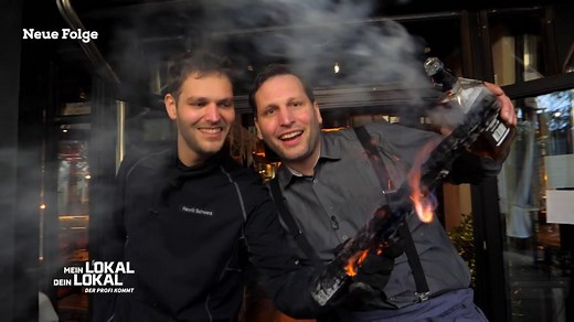 Zum großen Finaltag geht es für Mike Süsser und die Mitstreiter:innen zum Restaurant "La Cantina". Hier leben die Brüder Henrik und Kevin ihren Traum vom argentinischen Event-Grillrestaurant. Doch können die beiden mit ihrer live Zubereitung am offenen Feuer überzeugen?😏 #Clip #MeinLokalDeinLokal | Mein Lokal, Dein Lokal
