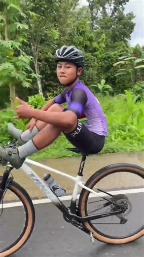 No hands no problems there a solution👌 #climb #mtb #mtbreview #smalljump #cycling #amtb #mtblife