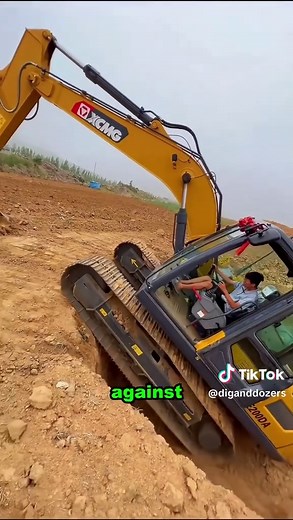 How a 40-Ton Excavator Climbs a Near-Vertical Slope.#ExcavatorLife#HeavyEquipment#ExtremeMachines #ConstructionSkills#HowThingsWork#EngineeringInAction#OperatorSkills#BuiltDifferent #usa🇺🇸