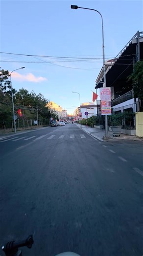 Thời tiết Đà Lạt. 6h30 sáng ngày 3/2. 13 độ, trời quang xanh. Mai Anh Đào bắt đầu bạc. #reviewdalat #giatgiaydalat #reviewbđsdalat | BIn Ho