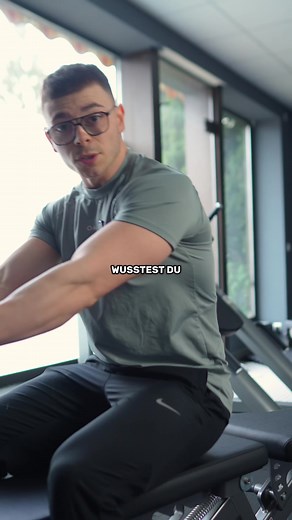 Rudern für Fitness und Muskelaufbau im Gym