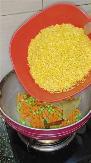 Bengali Basanti Pulao 🌼 | Sweet & Fragrant Rice in 60 Sec #shorts #viral #basantipulao #bengalifood