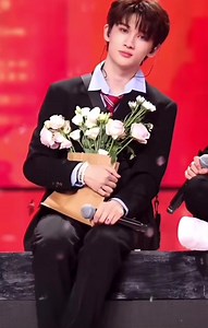 #余宇涵 落日余晖，夏日蝉鸣，秋日落叶，冬至雪时。四季更迭，你带着一身干净，停留在我面前。冬天赊欠你的温柔，也终会被春日的一场长风归还。