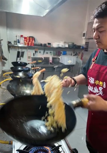 不慌不忙的情况下，4把锅咱能不能炒4个不同的饭？#炒饭 #美食 #我的厨房日记 | Cooking Food