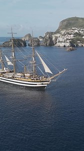 🇮🇹 L’equipaggio di Nave Amerigo Vespucci si prepara alla conclusione del Tour Mondiale durato quasi due anni: giorni di navigazione, di mare, di vento, di orizzonti, di ricordi. L’impresa epica che hanno compiuto gli uomini e le donne dell’equipaggio è quella di un gruppo di persone, ognuna con la propria storia da raccontare. Dietro ogni voce c’è un percorso unico, un bagaglio di esperienze che si intrecciano in un cammino comune. Domani Nave Amerigo Vespucci arriverà a Genova, in occasione d