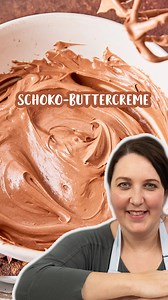 Schoko-Buttercreme📌 Rezept zum Speichern Schoko-Buttercreme selber machen ist so einfach. Das fondanttaugliche Rezept ist perfekt zum Einstreichen aller deiner Torten. Mit extra viel Zartbitterschokolade wird die Creme nicht zu süß! 😍❤️ ZUTATEN 250g Zartbitterkuvertüre 80g Sahne 250g weiche Butter 60g Puderzucker ZUBEREITUNG 1. Schritt Die Zartbitterkuvertüre fein hacken, in eine Metallschüssel geben und über einem Wasserbad leicht anschmelzen, dabei gelegentlich umrühren. Die Sahne in einem k